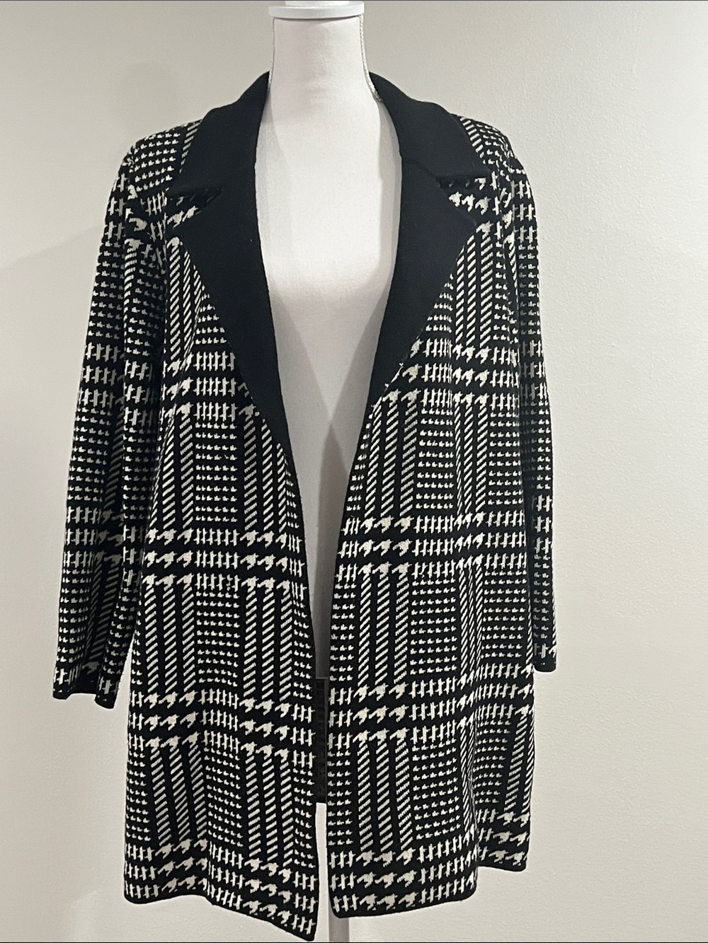 Anne Klein Size Large Black & White Geometric Knit Open Front Jacket Cardigan